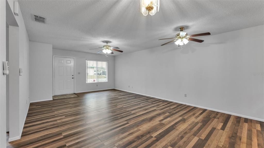 Activo con contrato: $143,000 (2 camas, 2 baños, 1073 Pies cuadrados)