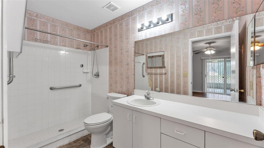 Activo con contrato: $143,000 (2 camas, 2 baños, 1073 Pies cuadrados)