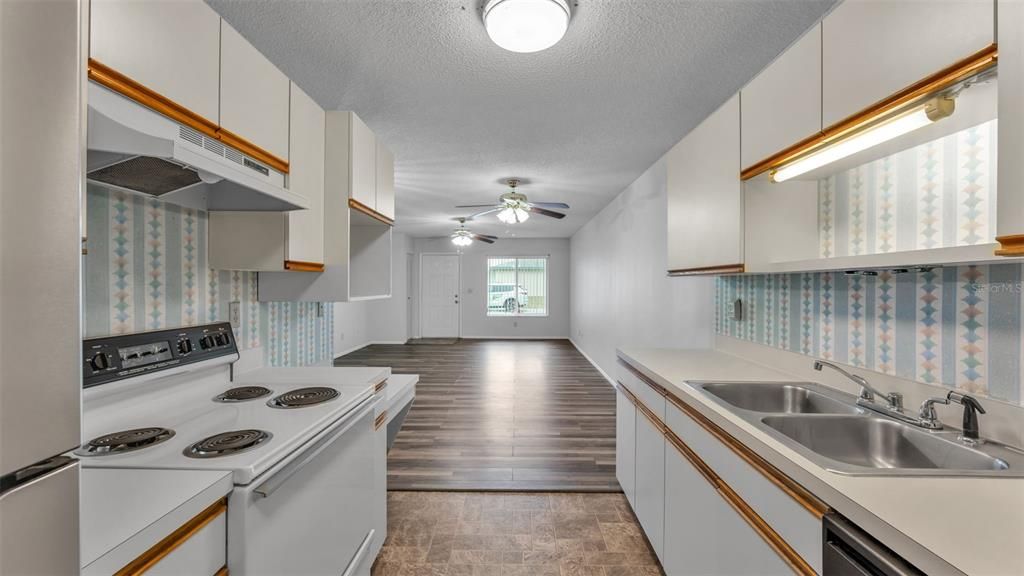 Activo con contrato: $143,000 (2 camas, 2 baños, 1073 Pies cuadrados)