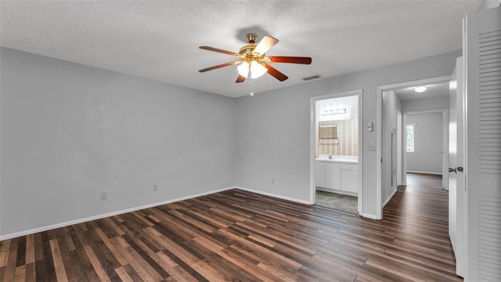 Activo con contrato: $143,000 (2 camas, 2 baños, 1073 Pies cuadrados)