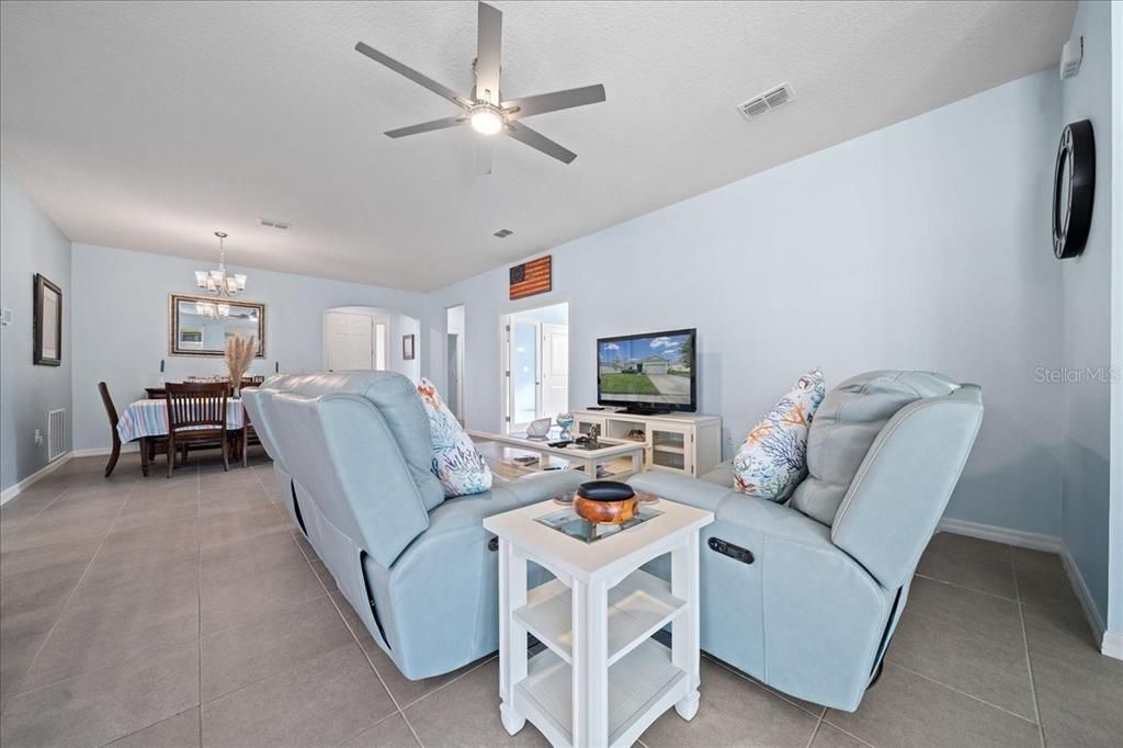 На продажу: $302,000 (3 спален, 2 ванн, 1857 Квадратных фут)