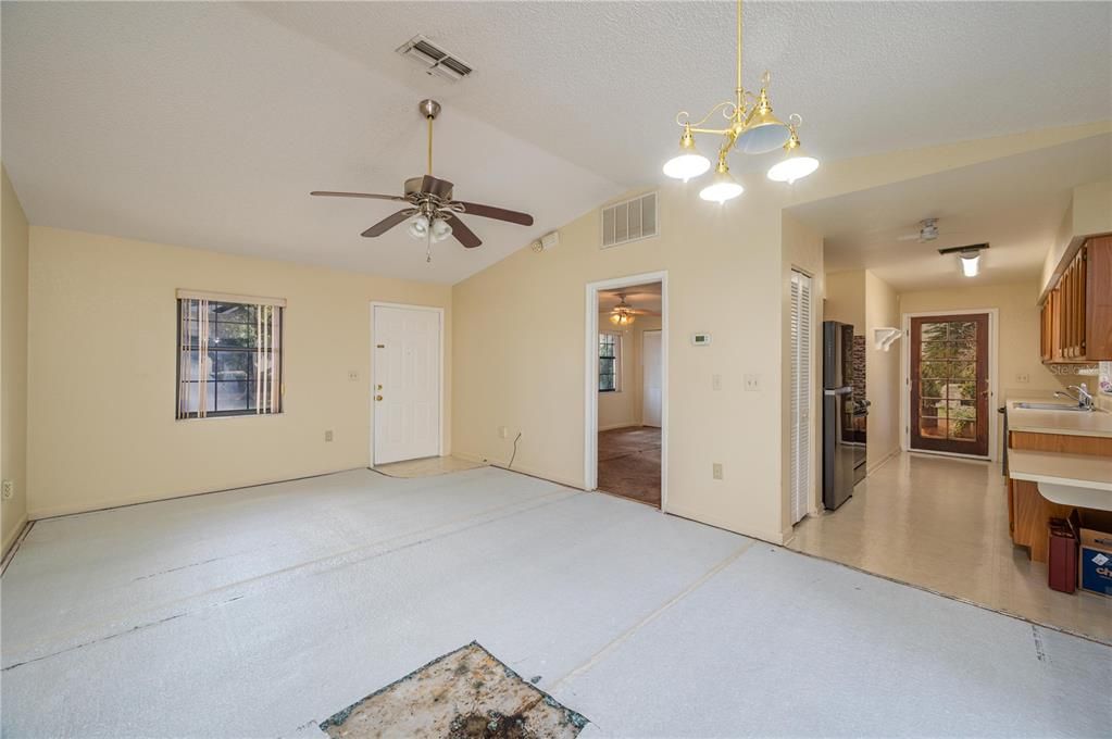 待售: $159,900 (2 贝兹, 2 浴室, 880 平方英尺)