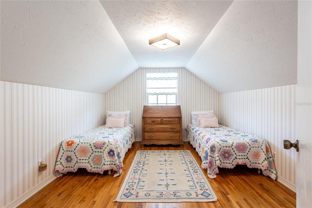 En Venta: $659,000 (4 camas, 2 baños, 2384 Pies cuadrados)