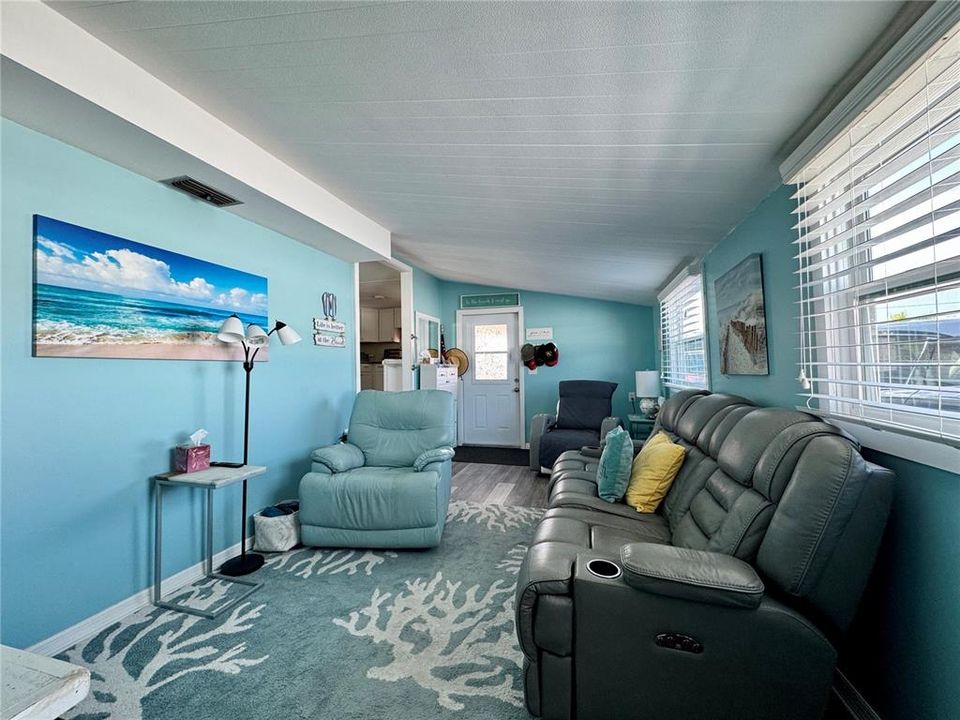 待售: $180,000 (2 贝兹, 1 浴室, 936 平方英尺)