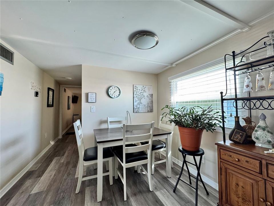 待售: $180,000 (2 贝兹, 1 浴室, 936 平方英尺)