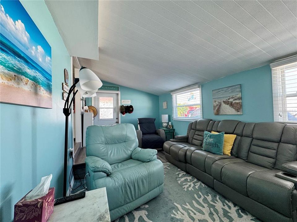 待售: $180,000 (2 贝兹, 1 浴室, 936 平方英尺)