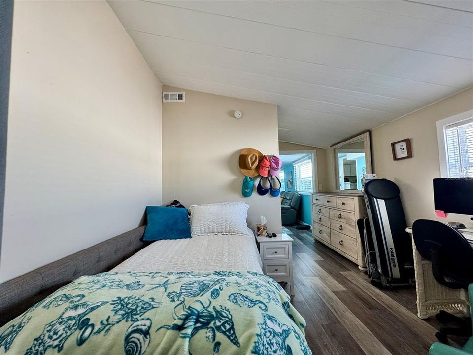 待售: $180,000 (2 贝兹, 1 浴室, 936 平方英尺)