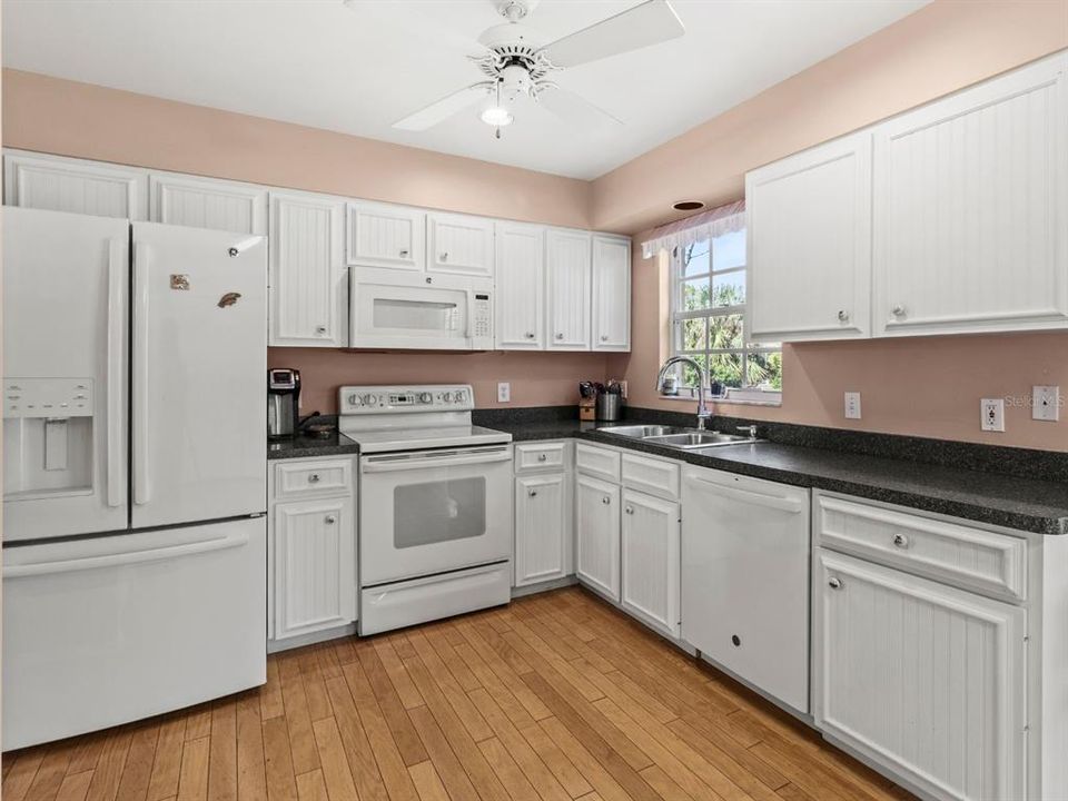 На продажу: $278,000 (3 спален, 2 ванн, 1945 Квадратных фут)