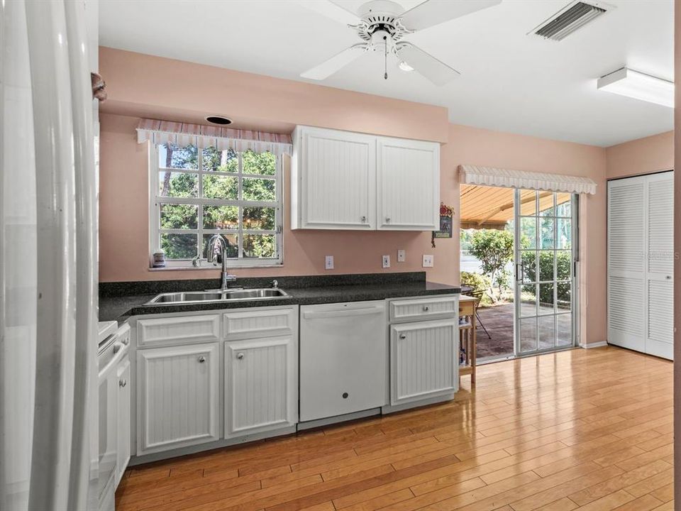 На продажу: $278,000 (3 спален, 2 ванн, 1945 Квадратных фут)