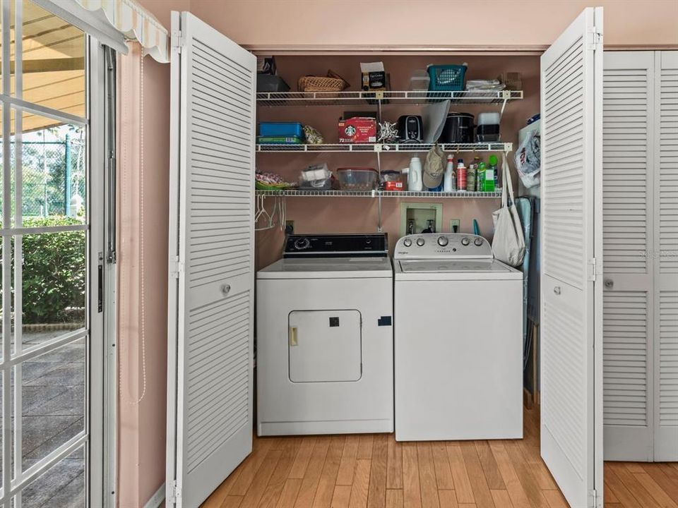 На продажу: $278,000 (3 спален, 2 ванн, 1945 Квадратных фут)