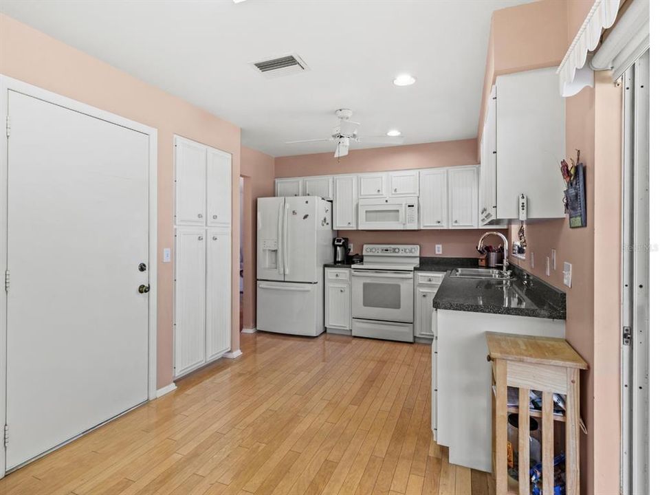 На продажу: $278,000 (3 спален, 2 ванн, 1945 Квадратных фут)