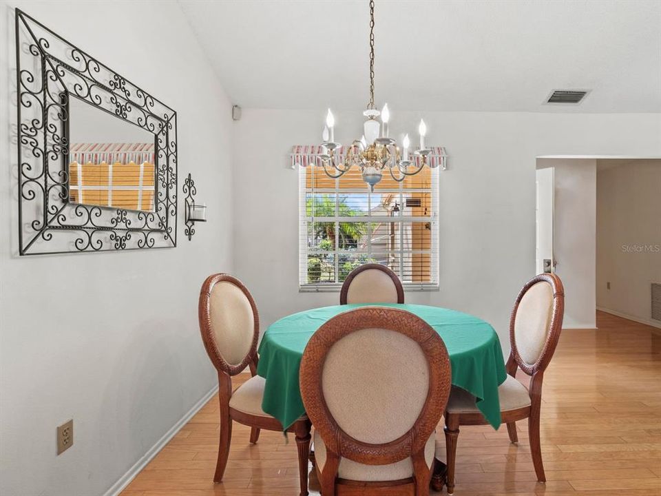 На продажу: $278,000 (3 спален, 2 ванн, 1945 Квадратных фут)