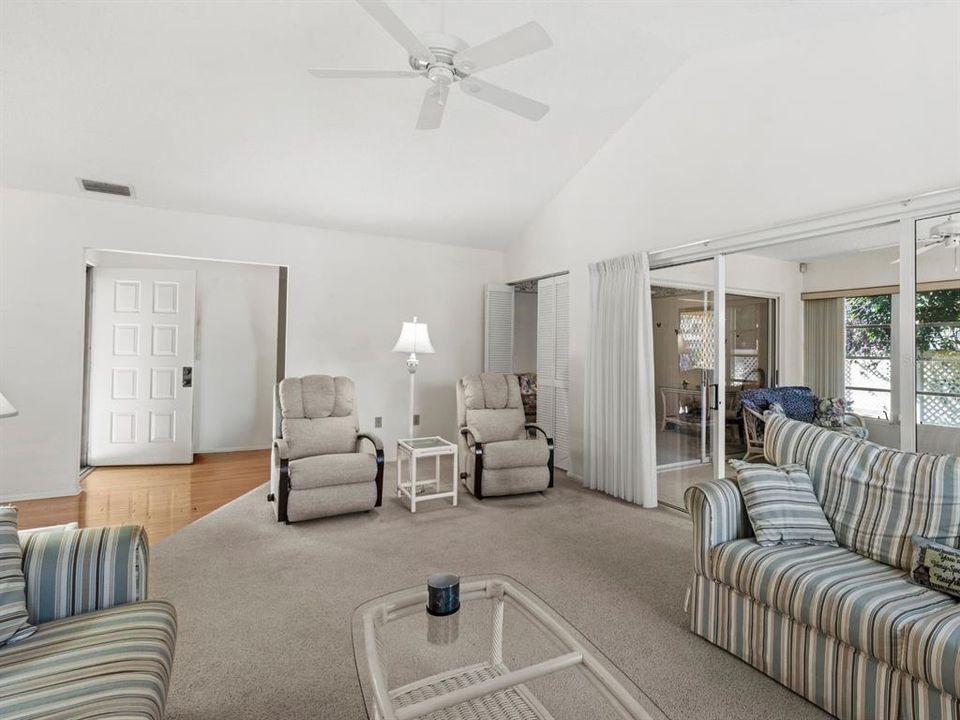 На продажу: $278,000 (3 спален, 2 ванн, 1945 Квадратных фут)