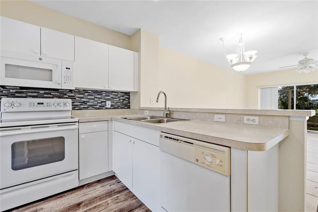 For Sale: $165,000 (2 beds, 2 baths, 1024 Square Feet)