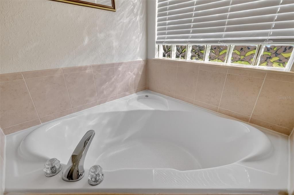 For Sale: $385,000 (3 beds, 2 baths, 1577 Square Feet)