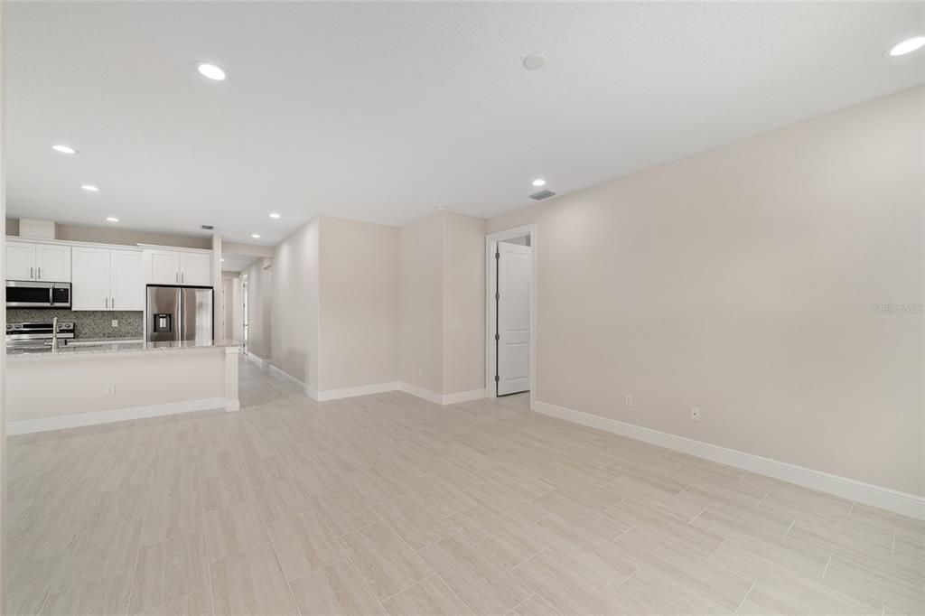 En Venta: $335,000 (4 camas, 3 baños, 2057 Pies cuadrados)