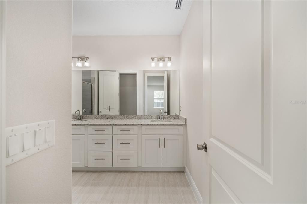 En Venta: $335,000 (4 camas, 3 baños, 2057 Pies cuadrados)