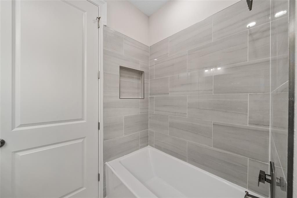 En Venta: $335,000 (4 camas, 3 baños, 2057 Pies cuadrados)