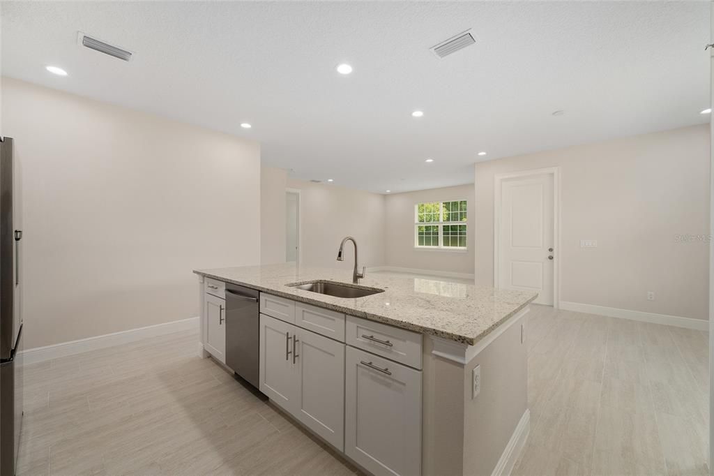 En Venta: $335,000 (4 camas, 3 baños, 2057 Pies cuadrados)