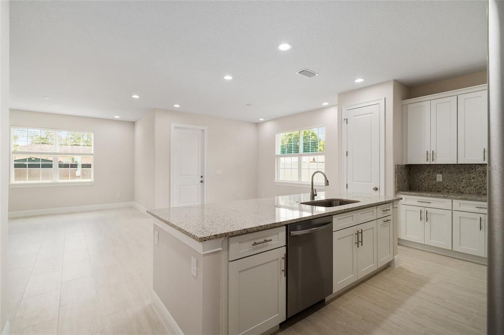 En Venta: $335,000 (4 camas, 3 baños, 2057 Pies cuadrados)