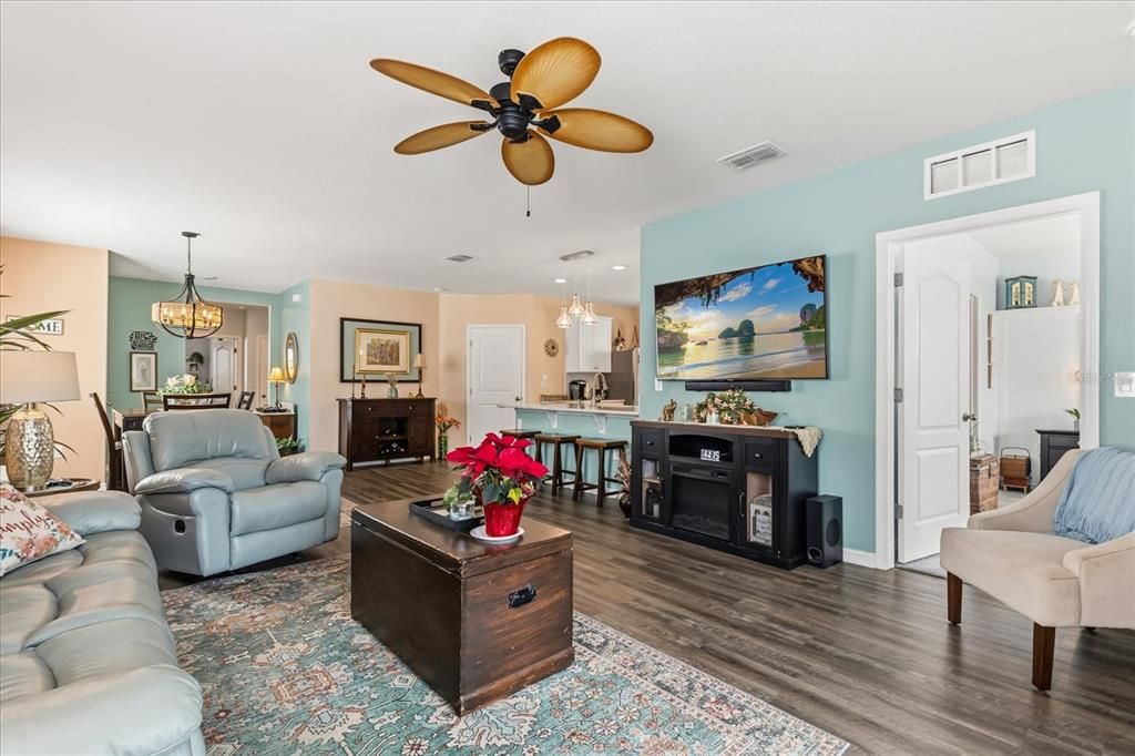 For Sale: $365,000 (3 beds, 2 baths, 1515 Square Feet)