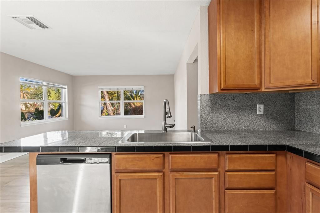 На продажу: $375,000 (3 спален, 3 ванн, 1347 Квадратных фут)