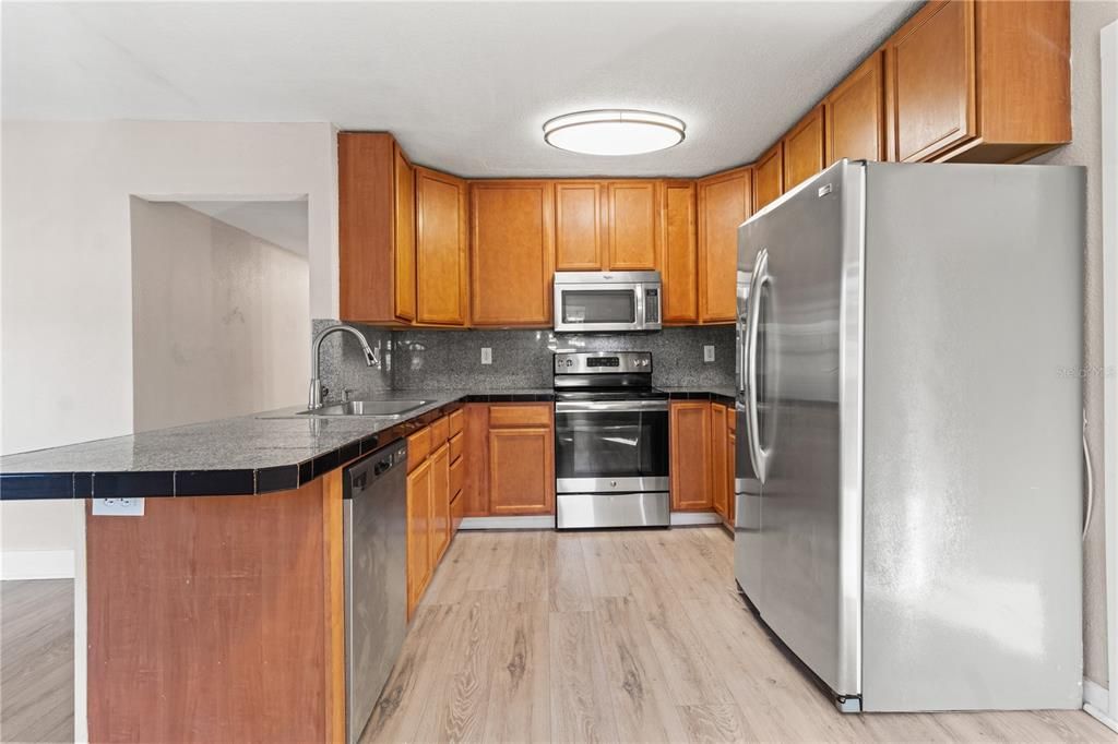 На продажу: $375,000 (3 спален, 3 ванн, 1347 Квадратных фут)