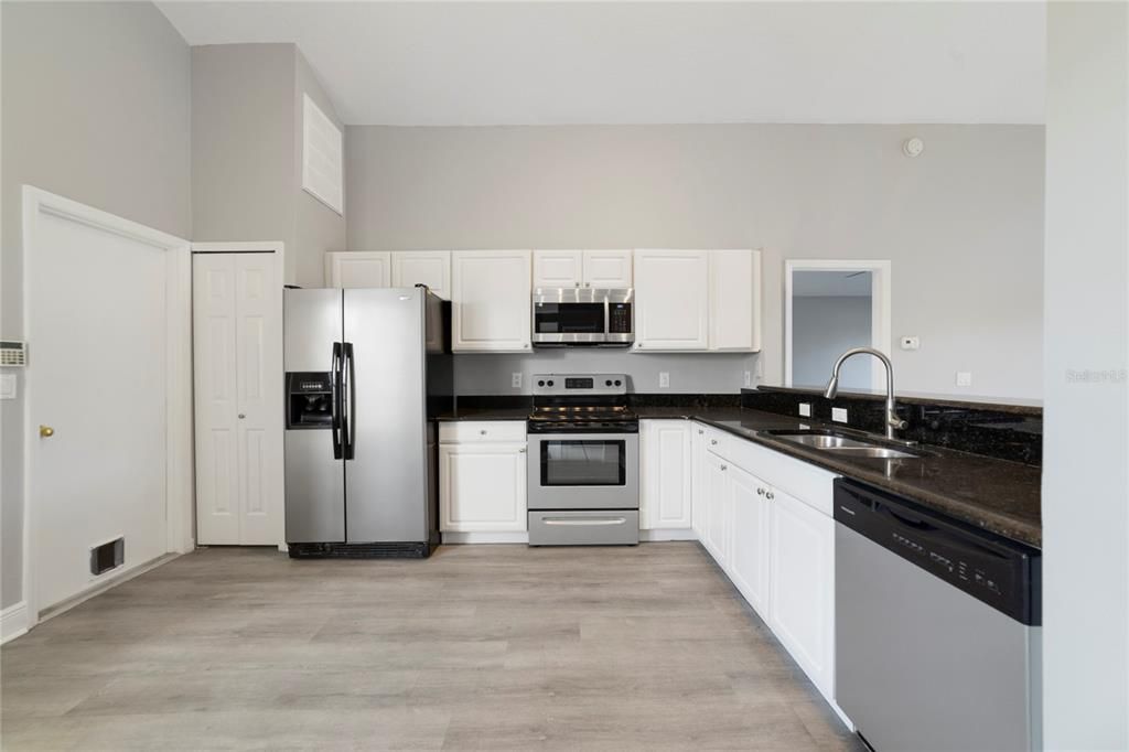 На продажу: $329,900 (3 спален, 2 ванн, 1295 Квадратных фут)