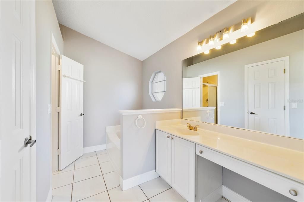 На продажу: $329,900 (3 спален, 2 ванн, 1295 Квадратных фут)