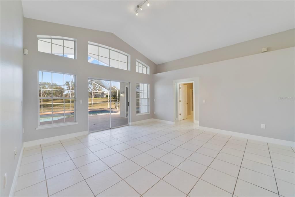 На продажу: $329,900 (3 спален, 2 ванн, 1295 Квадратных фут)