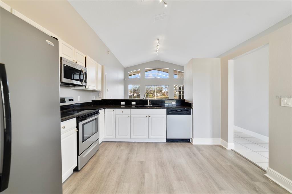 На продажу: $329,900 (3 спален, 2 ванн, 1295 Квадратных фут)