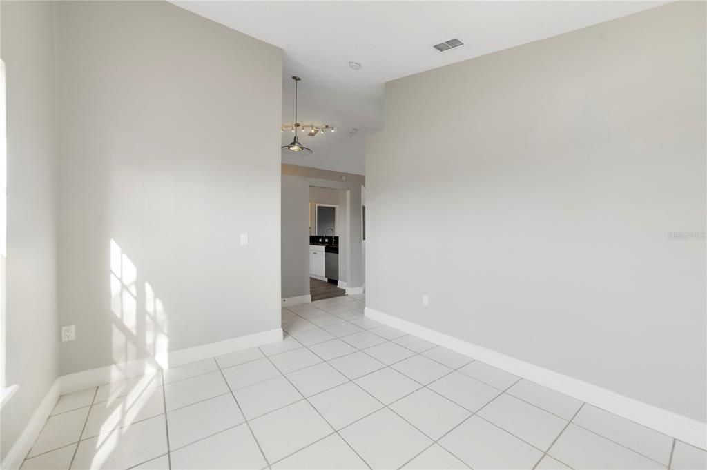 На продажу: $329,900 (3 спален, 2 ванн, 1295 Квадратных фут)