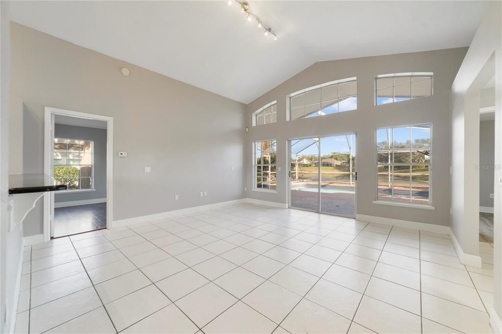 На продажу: $329,900 (3 спален, 2 ванн, 1295 Квадратных фут)