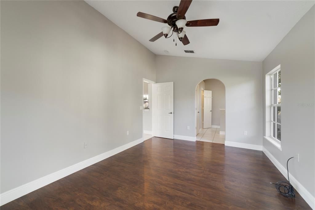 На продажу: $329,900 (3 спален, 2 ванн, 1295 Квадратных фут)