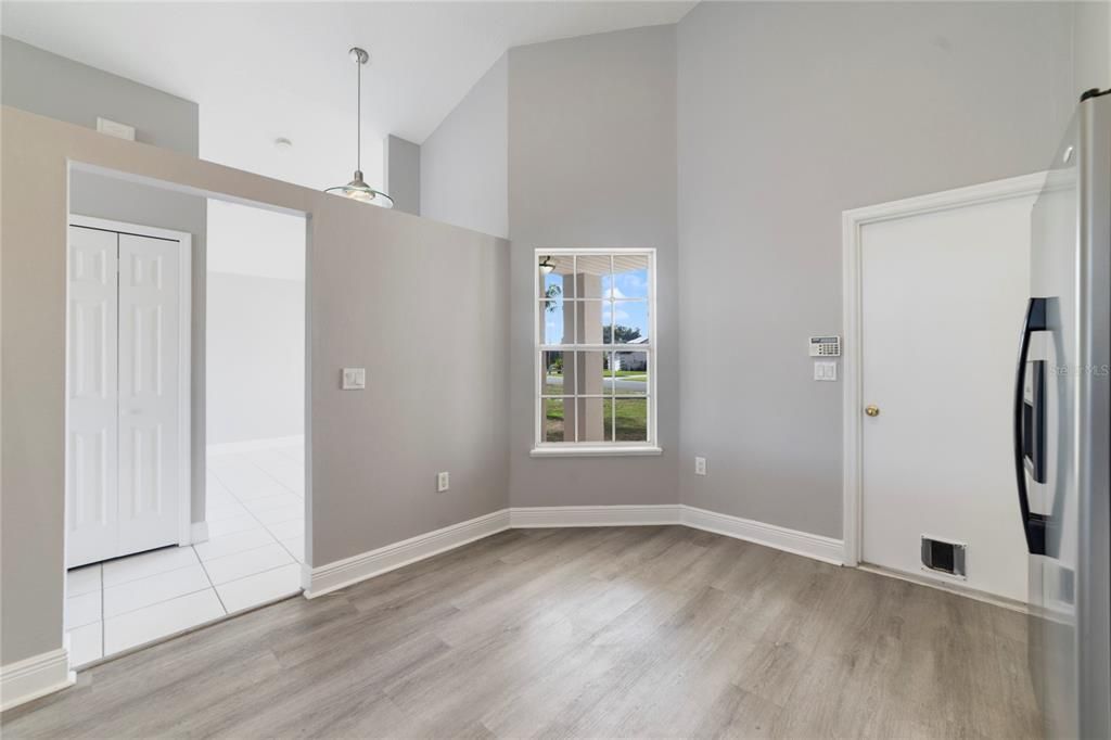 На продажу: $329,900 (3 спален, 2 ванн, 1295 Квадратных фут)