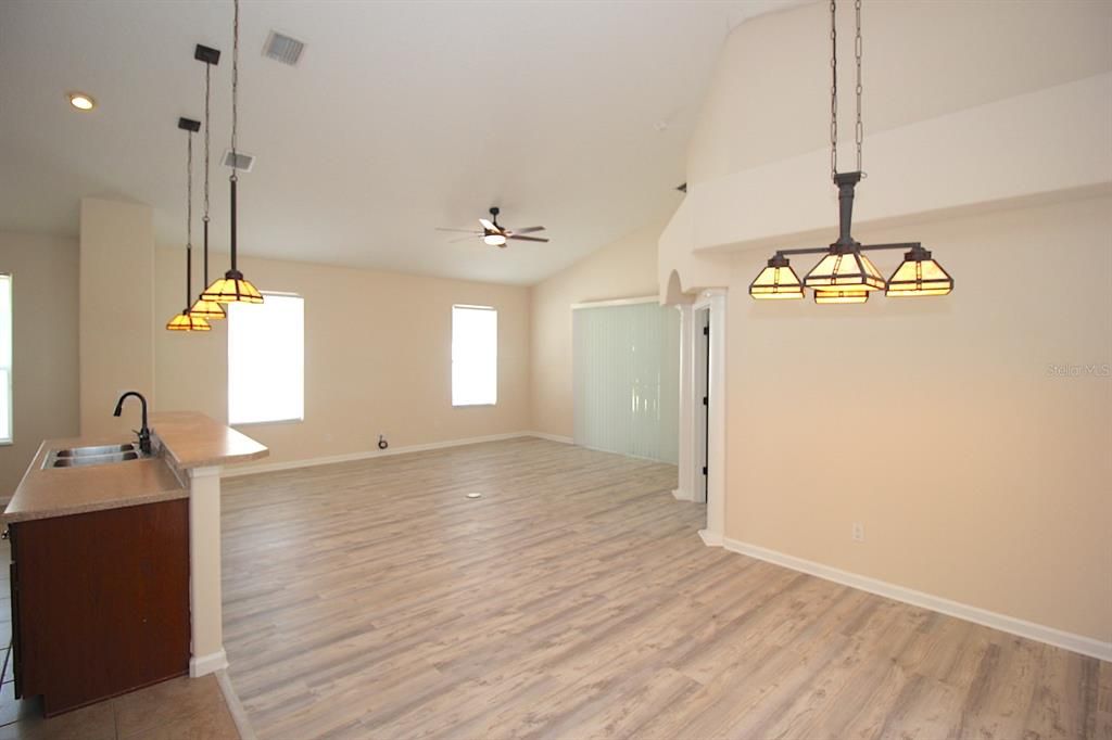 В аренду: $2,285 (3 спален, 3 ванн, 2223 Квадратных фут)