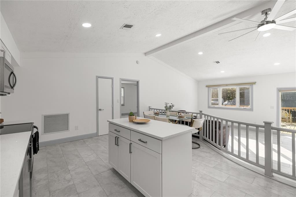 На продажу: $359,900 (3 спален, 3 ванн, 1800 Квадратных фут)