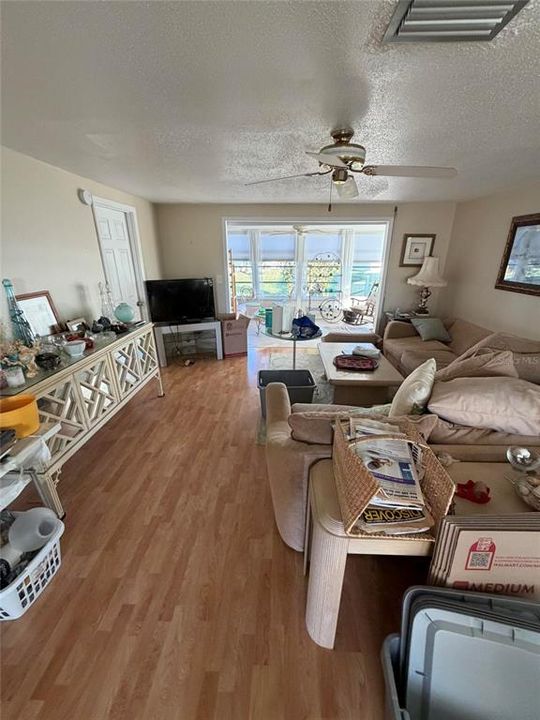 For Sale: $159,999 (2 beds, 2 baths, 1095 Square Feet)