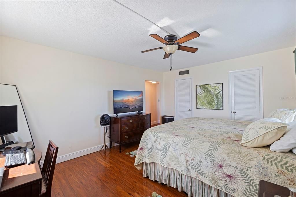 For Sale: $539,000 (2 beds, 2 baths, 1131 Square Feet)