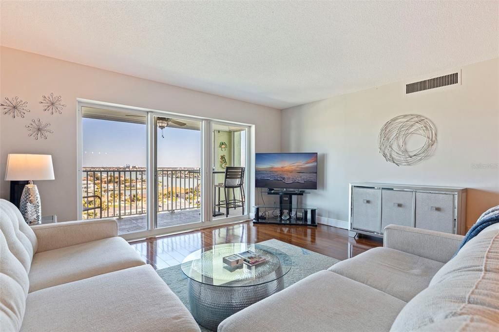 For Sale: $539,000 (2 beds, 2 baths, 1131 Square Feet)