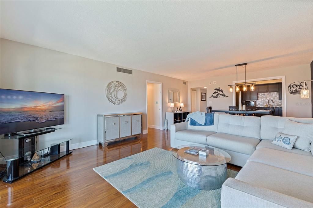 For Sale: $539,000 (2 beds, 2 baths, 1131 Square Feet)