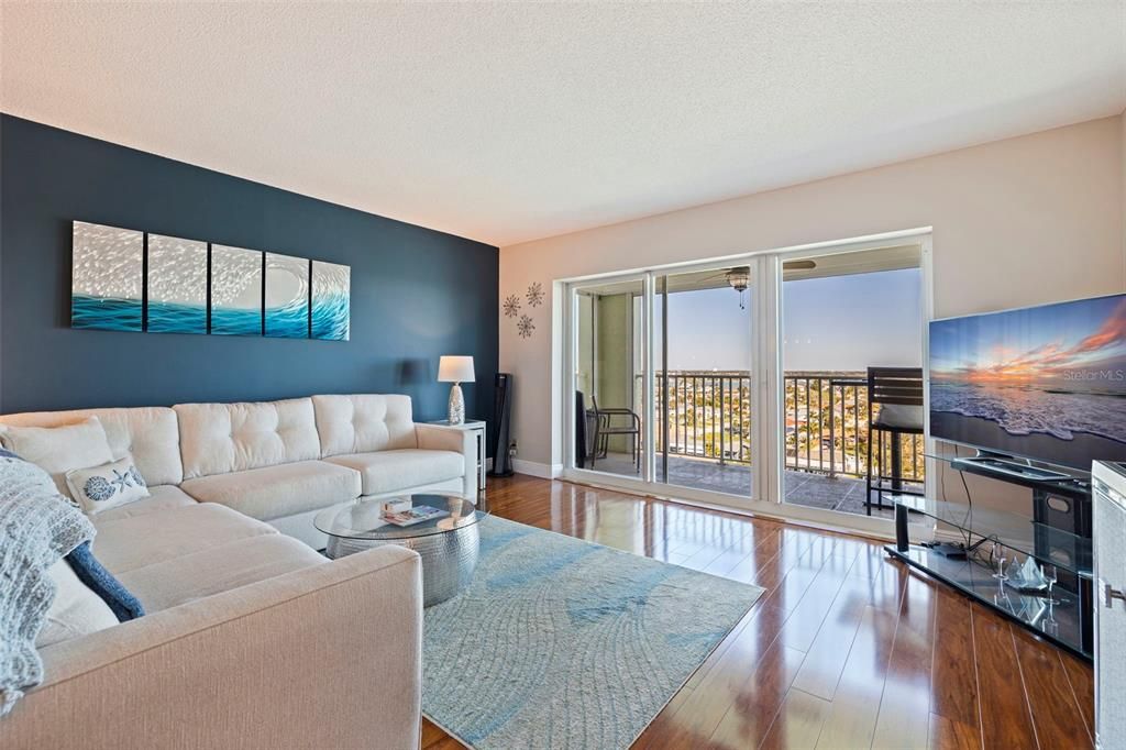 For Sale: $539,000 (2 beds, 2 baths, 1131 Square Feet)