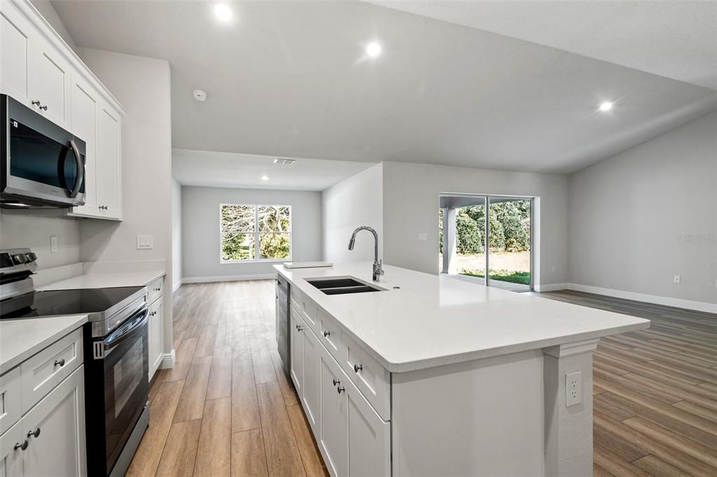 待售: $319,900 (4 贝兹, 2 浴室, 1986 平方英尺)