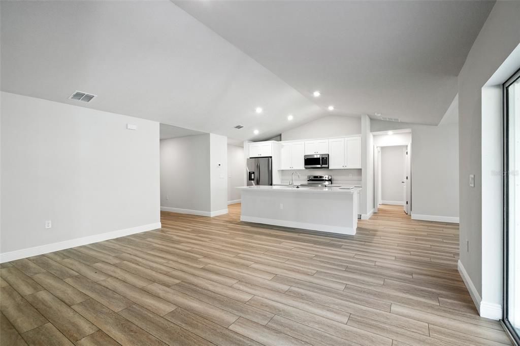 待售: $319,900 (4 贝兹, 2 浴室, 1986 平方英尺)