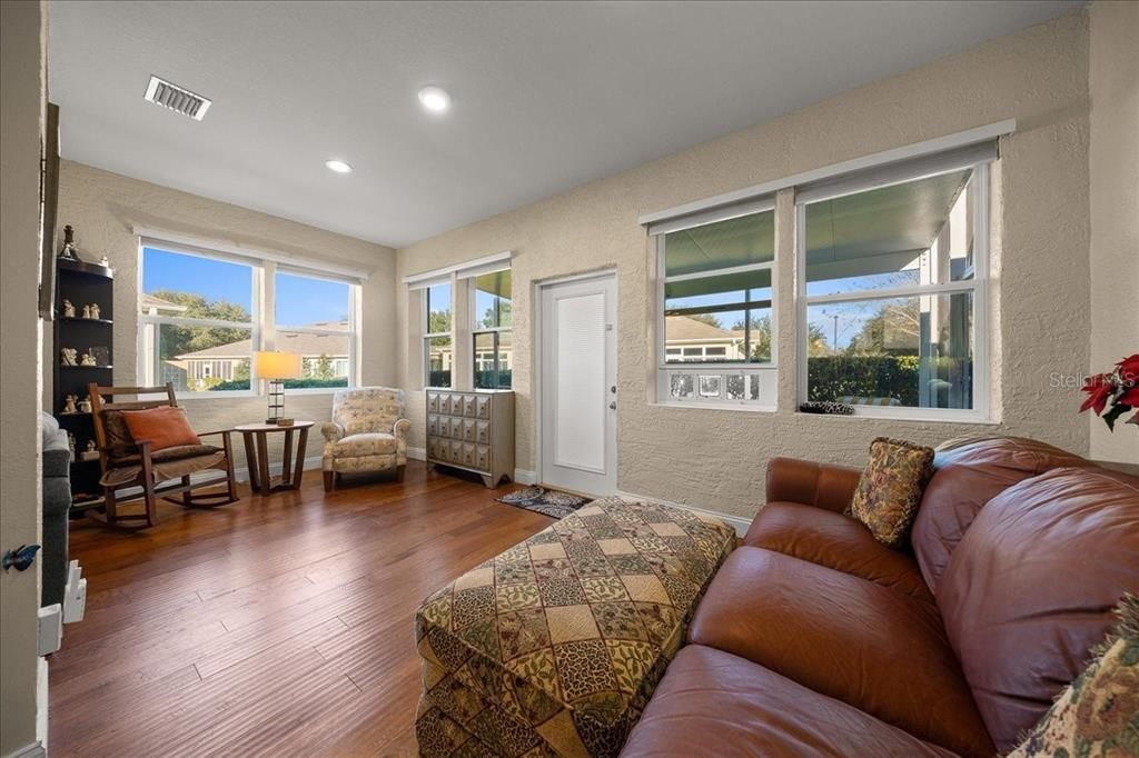 待售: $289,900 (2 贝兹, 2 浴室, 1556 平方英尺)