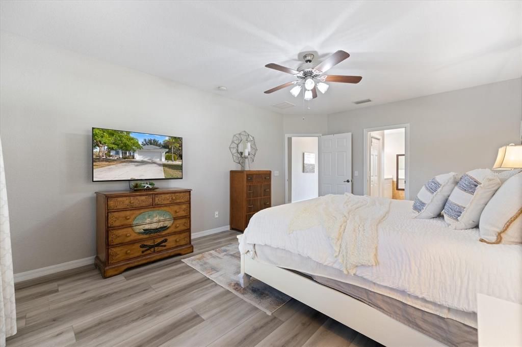 For Sale: $329,900 (4 beds, 2 baths, 1719 Square Feet)