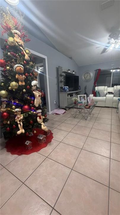 For Rent: $2,500 (3 beds, 2 baths, 999 Square Feet)