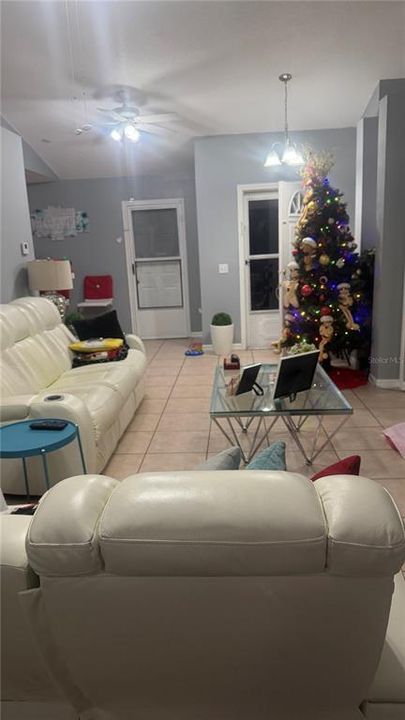 For Rent: $2,500 (3 beds, 2 baths, 999 Square Feet)