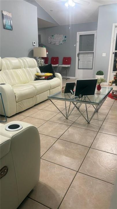 For Rent: $2,500 (3 beds, 2 baths, 999 Square Feet)