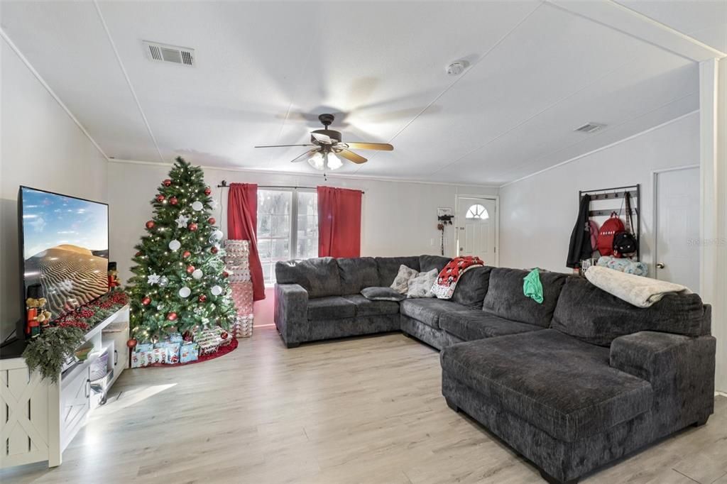 For Sale: $350,000 (6 beds, 4 baths, 2112 Square Feet)